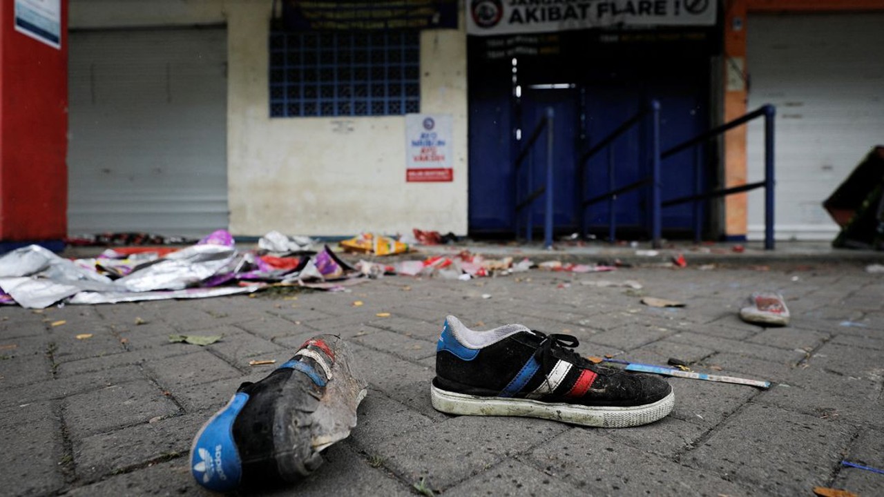 Indonesia anuncia investigación independiente sobre estampida en campo de futbol que dejó 125 muertos