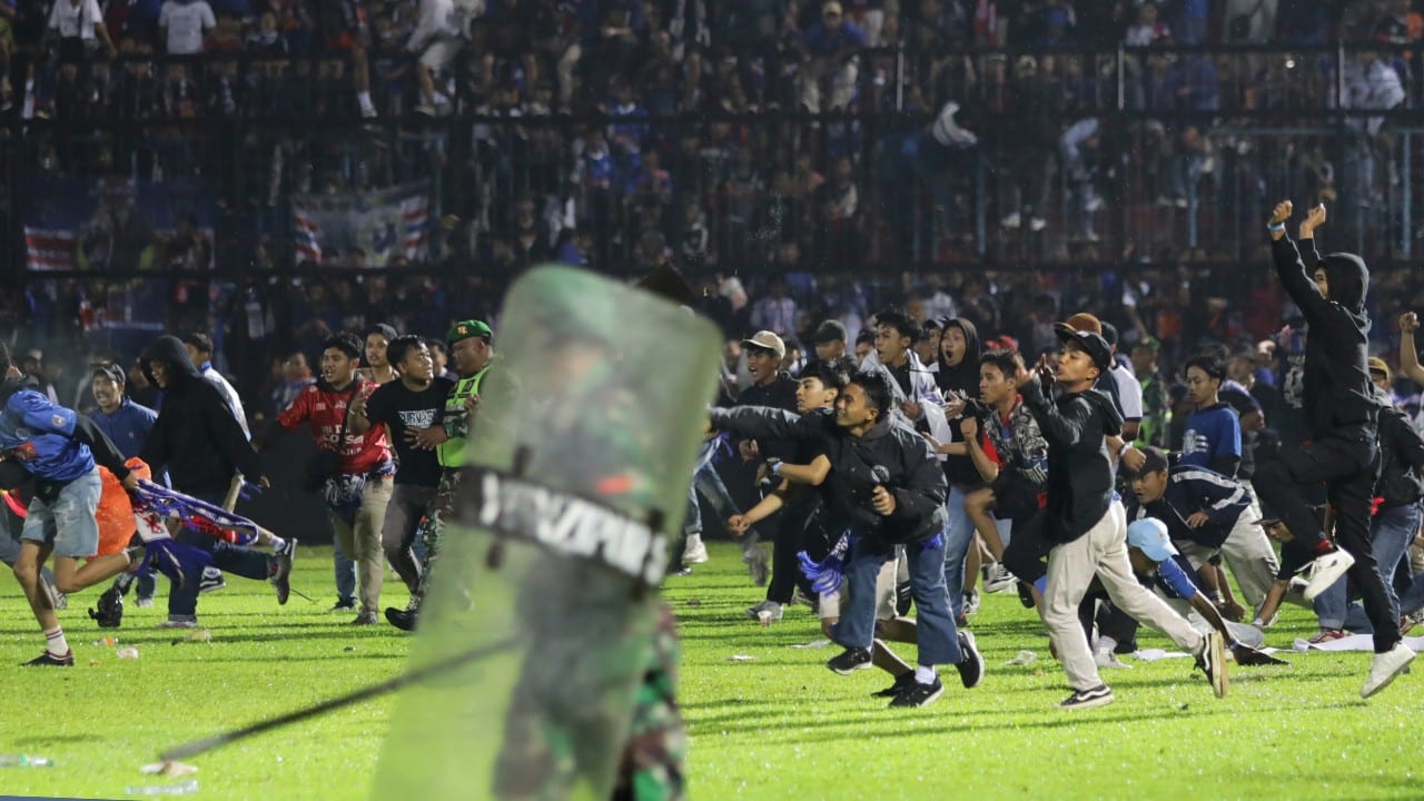 Riñas y estampida dejan 129 muertos en estadio de Indonesia