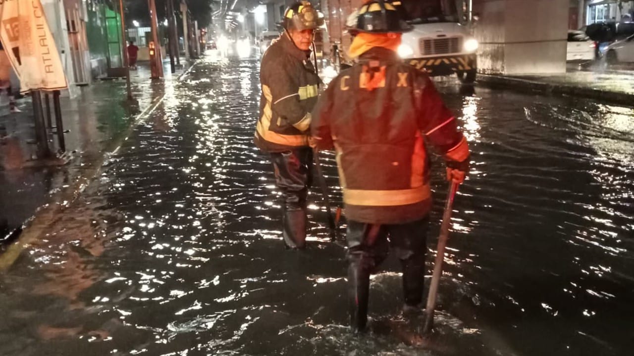 Intensas lluvias causan inundaciones en Tláhuac, Calzada Ignacio Zaragoza y Coacalco