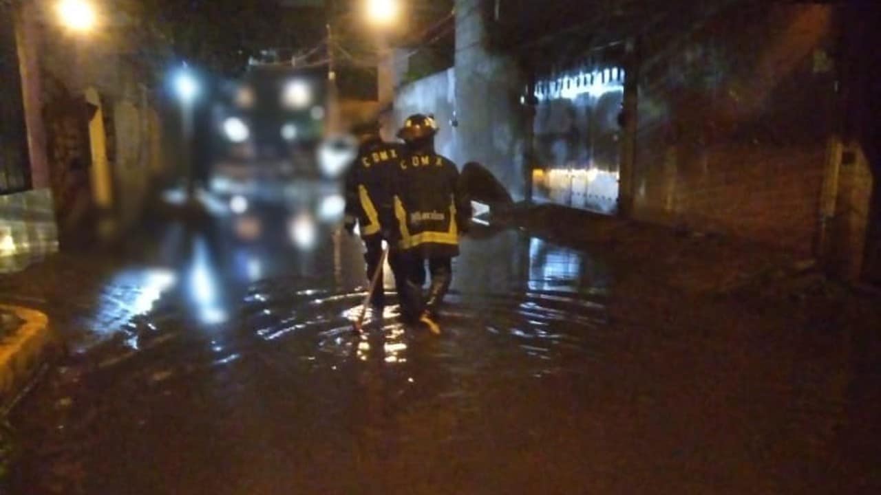 Intensas lluvias causan inundaciones en Tláhuac, Calzada Ignacio Zaragoza y Coacalco. FOTO Bomberos