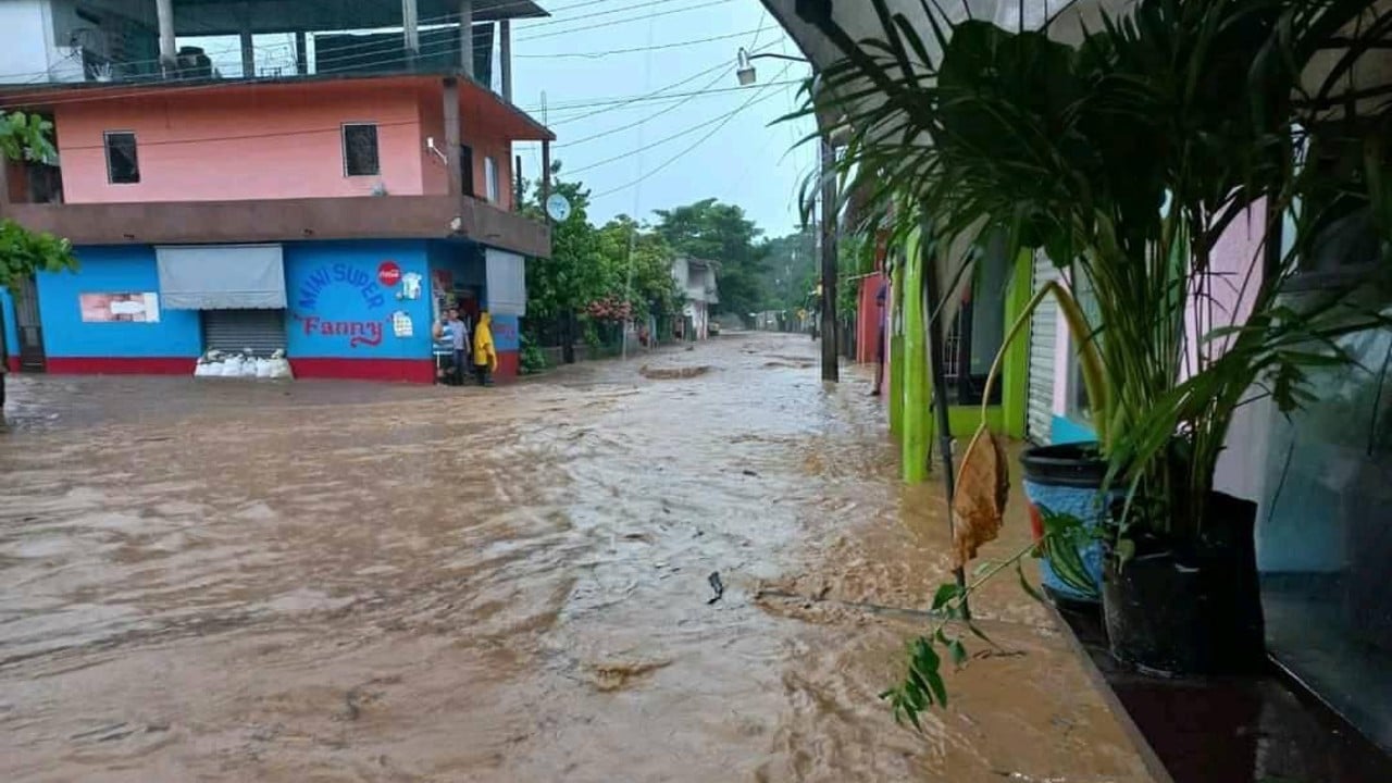 Intensas lluvias causan inundaciones y desbordamiento de río en Teapa, Tabasco
