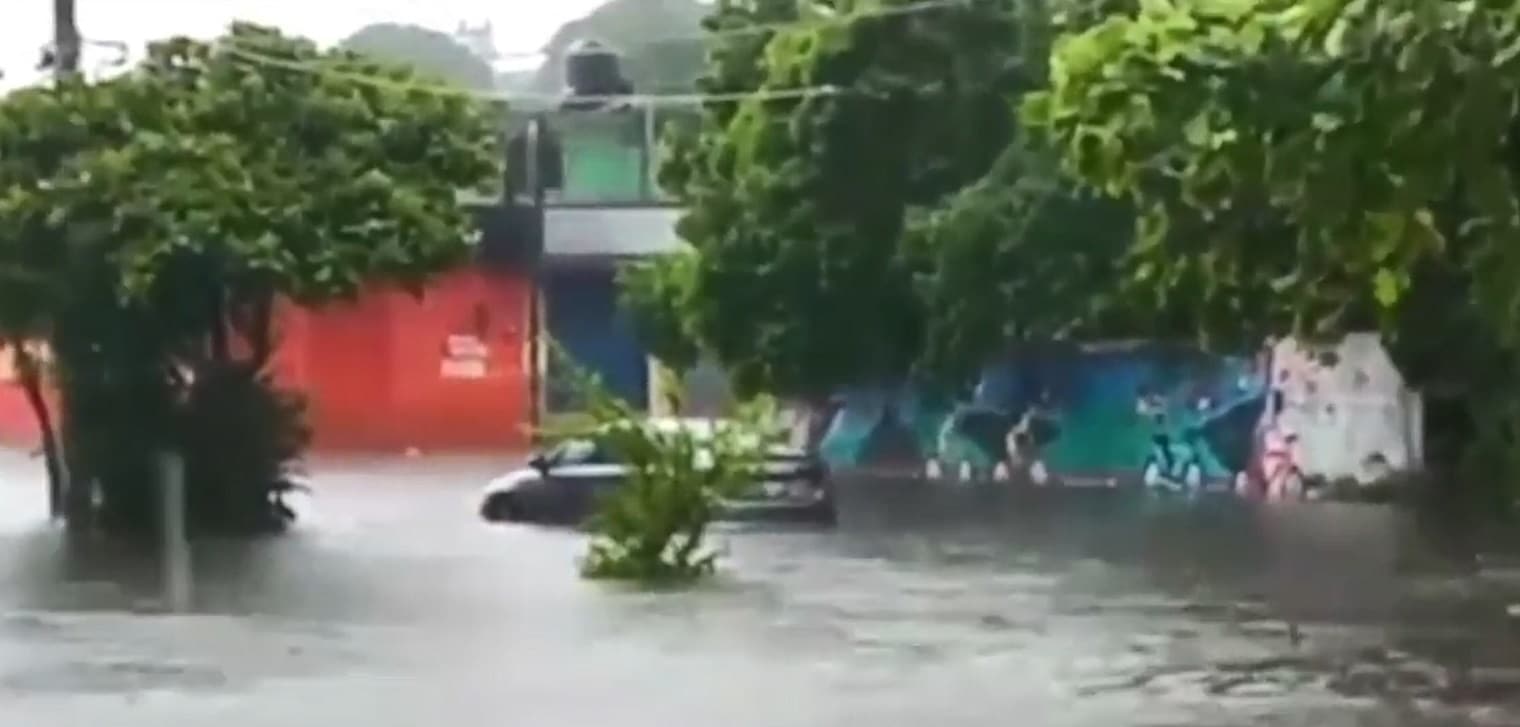 Se registran severas inundaciones tras tormenta en Acapulco, Guerrero (N+)