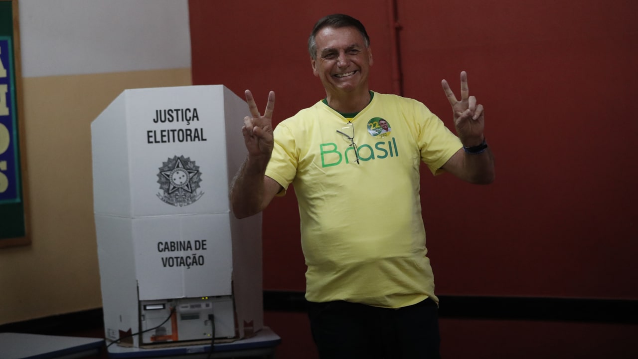 Bolsonaro acudió a votar a su colegio electoral, en la Villa Militar de Río de Janeiro