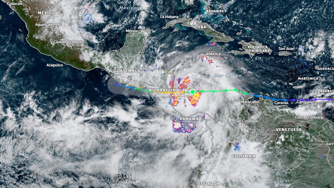 La tormenta tropical Julia avanzaba este sábado sobre el mar Caribe