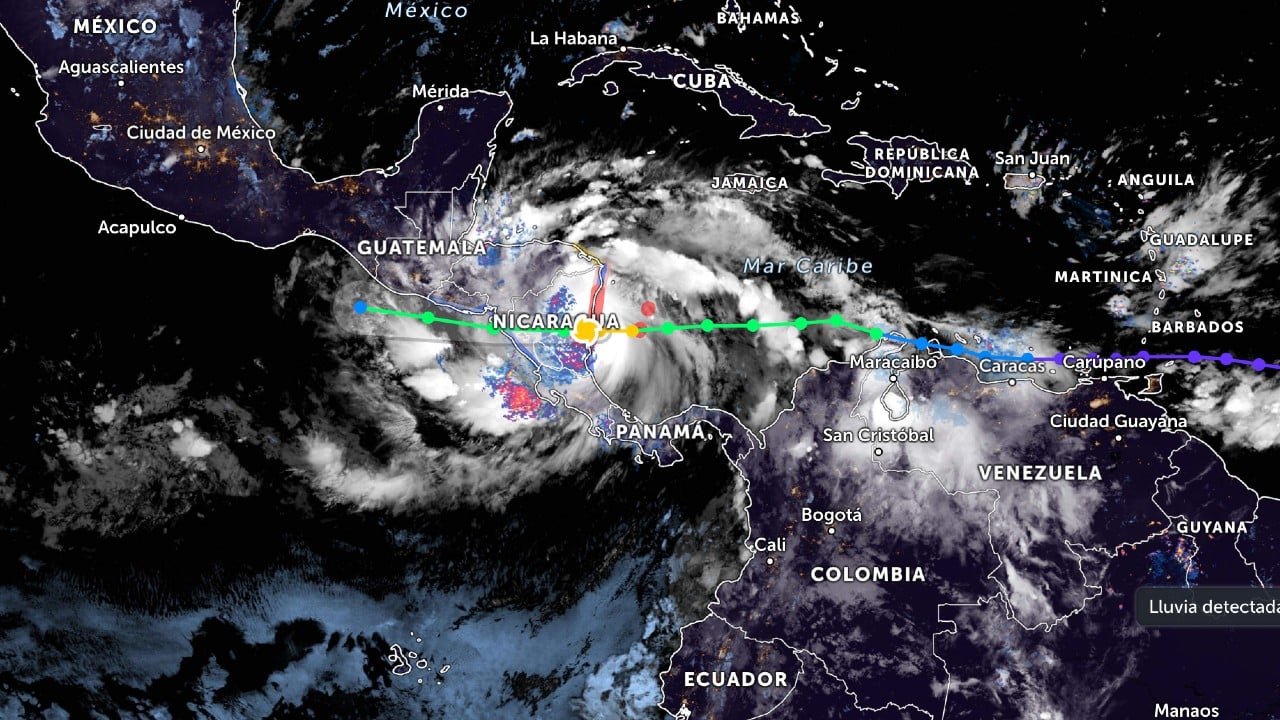 El huracán Julia impacta en la costa atlántica de Nicaragua