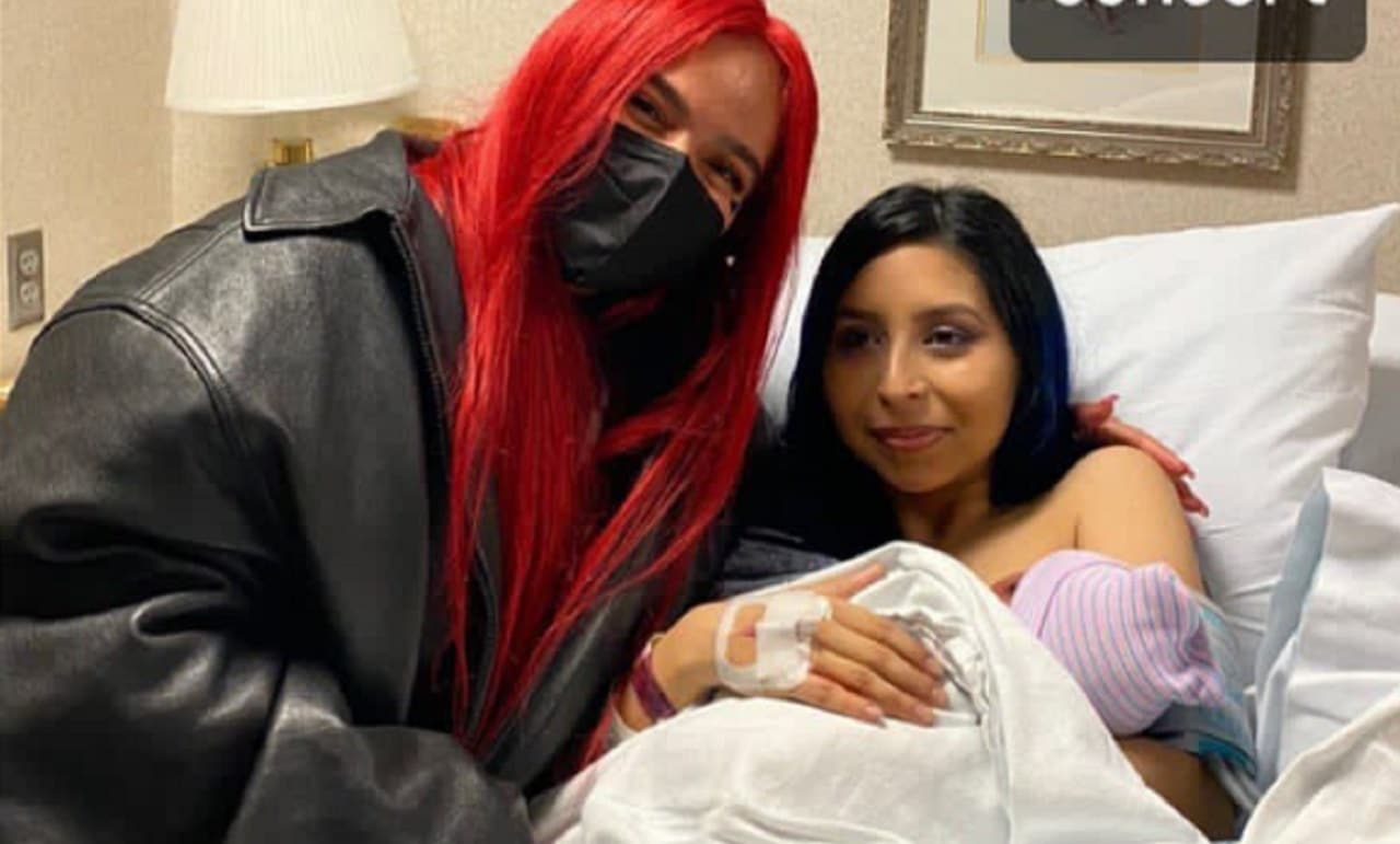 Karol G visita en hospital a fan que dio a luz en concierto