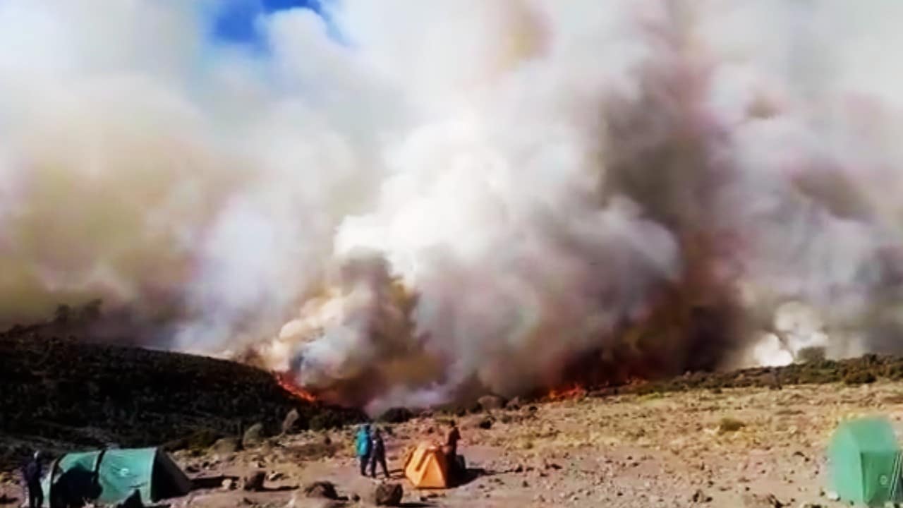 Incendio Forestal en el Monte Kilamanjaro, la Cumbre Más Alta de África, se Reaviva