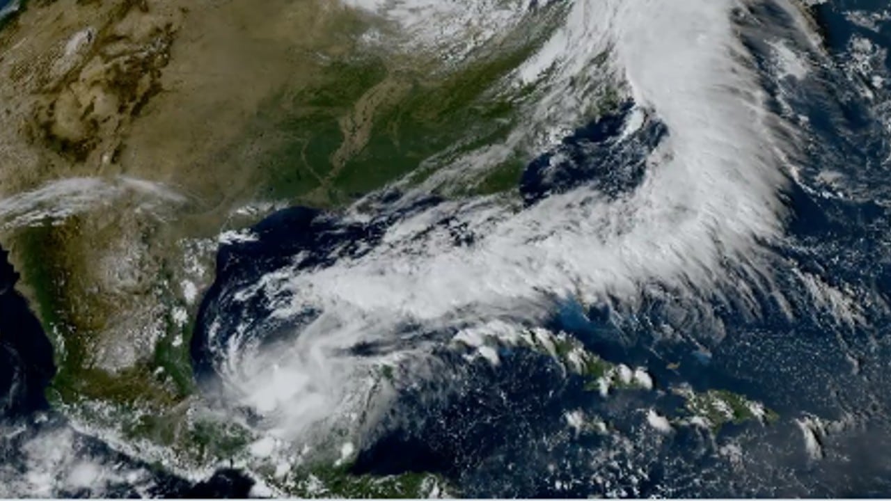 Las bandas nubosas de la tormenta tropical Karl se encuentran frente a las costas de Veracruz y Tabasco