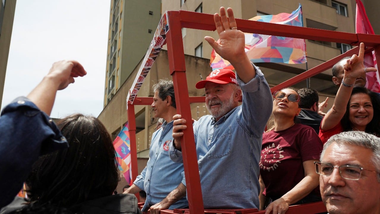 Lula se impuso con el 48.4% contra 43.2% de los votos totales en la primera vuelta de la disputa presidencial.