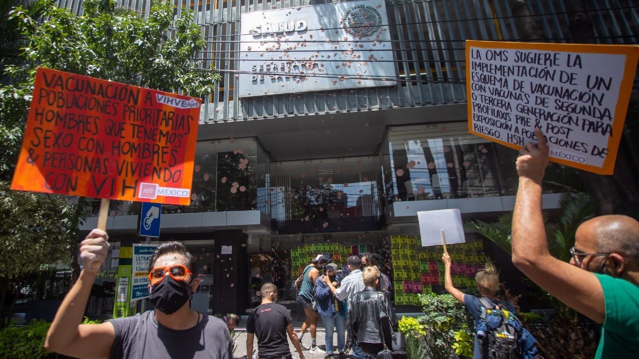 Manifestantes exigen vacuna contra la viruela del mono en México