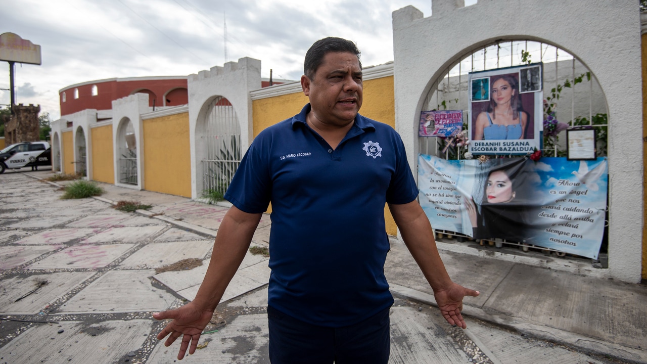 Mario Escobar, padre de la joven Debanhi Escobar, en el exterior del motel donde fue encontrado sin vida el cuerpo de su hija, en Monterrey, Nuevo León.