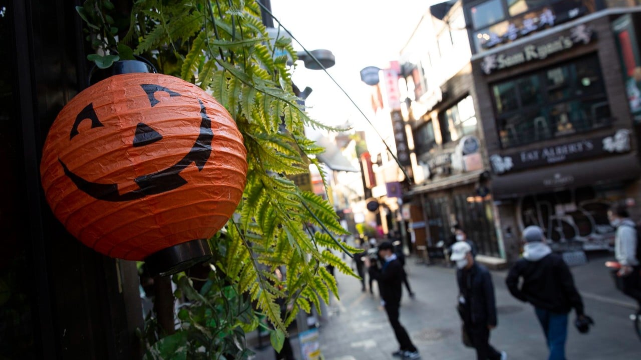Mexicana sobrevive a estampida durante Halloween en Corea del Sur.