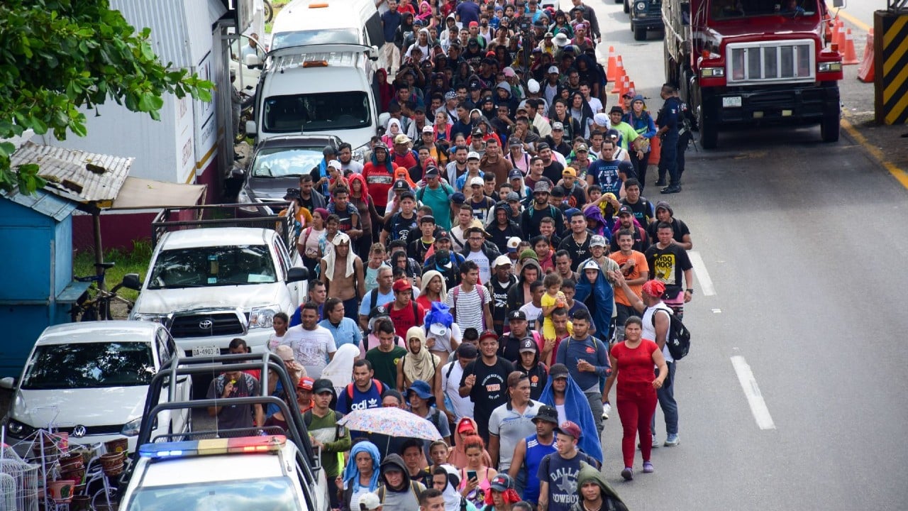 Migrantes venezolanos expulsados de EUA podrán quedarse en México: Ebrard.