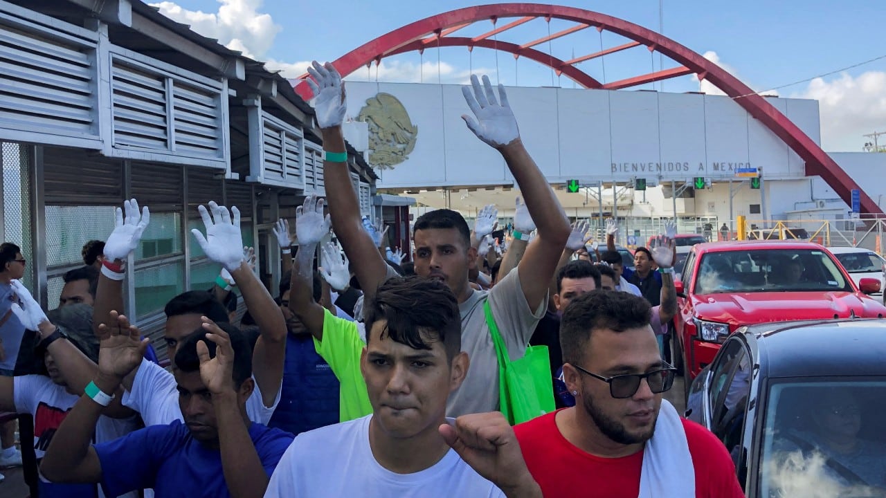 Venezolanos esperan en Matamoros poder cruzar a EUA pese a nuevas medidas