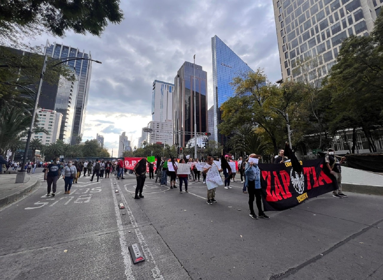 Marchan en CDMX por Día de la Resistencia Indígena (Twitter: @rbarriosfuentes)