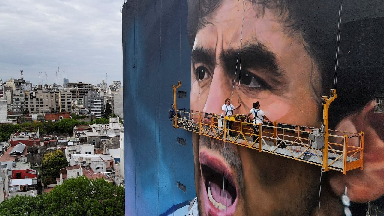 Pintan mural de Maradona más grande del mundo en Argentina
