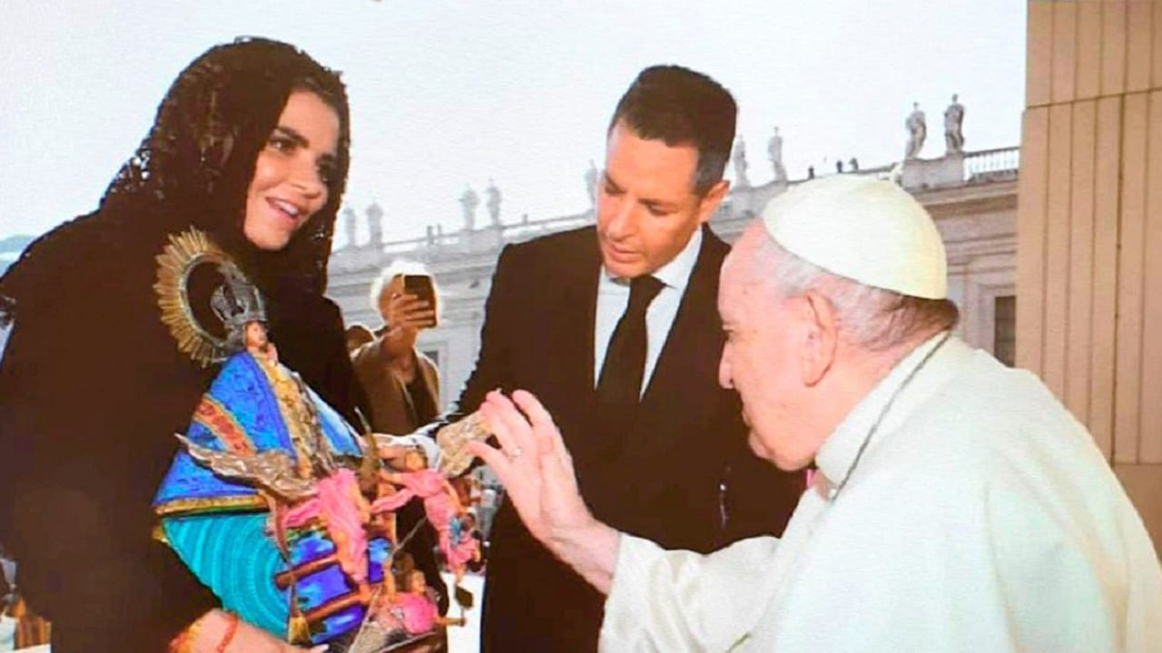El gobernador de Oaxaca, Alejandro Murat y su esposa, Ivette Morán, entregan al papa Francisco en El Vaticano, una efigie de la Virgen de Juquila elaborada por artesanos oaxaqueños (Twitter: @alejandromurat)