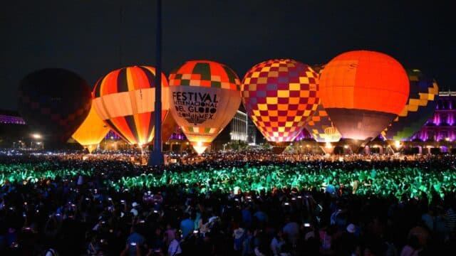 'Noche Mágica en el Zócalo', capitalinos disfrutan la elevación de globos aerostáticos