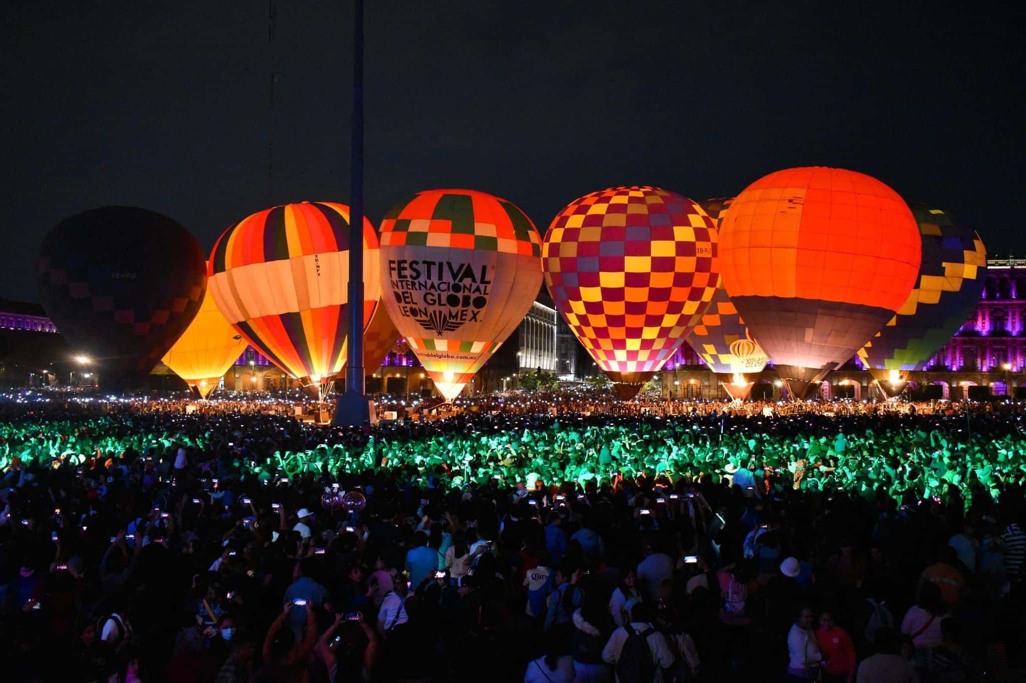 'Noche Mágica en el Zócalo', capitalinos disfrutan la elevación de globos aerostáticos