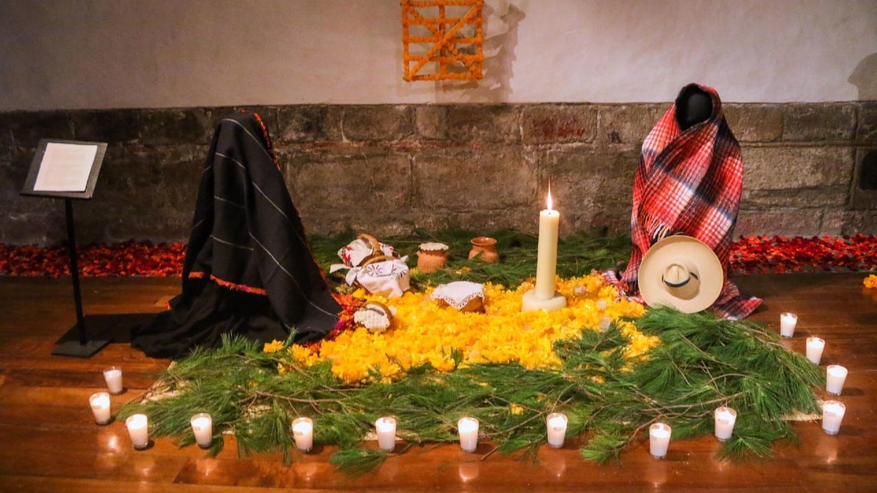 Ofrenda en el Día de Muertos en el Claustro de Sor Juana