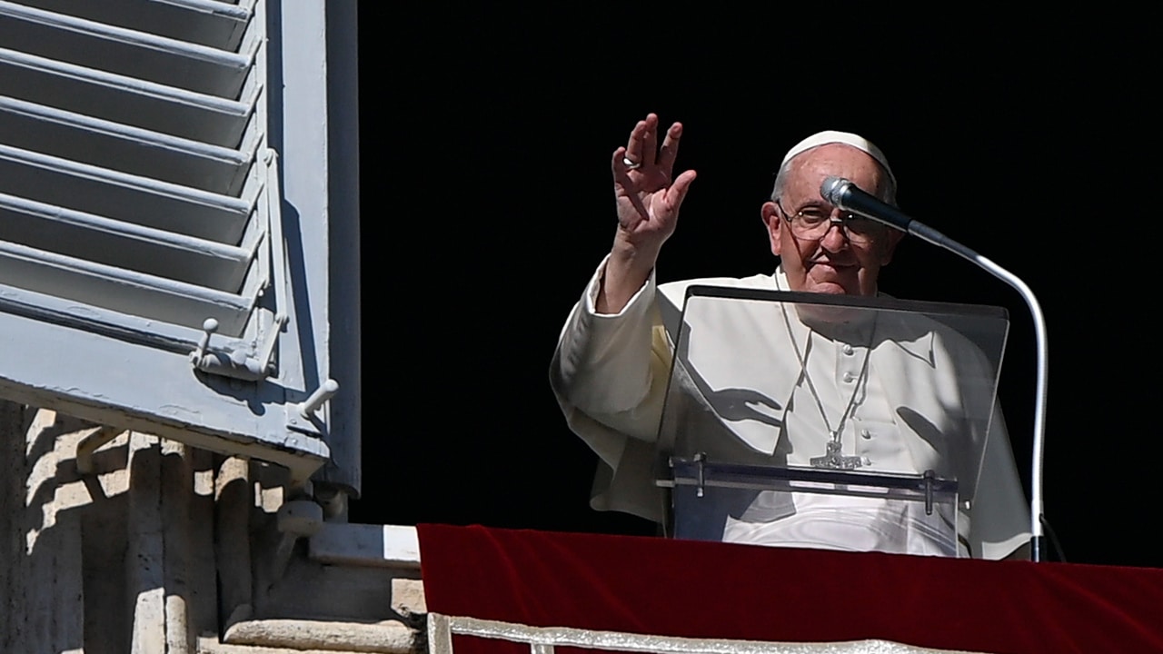 El papa Francisco dirige el rezo dominical del Ángelus desde la ventana de su oficina en la Plaza de San Pedro, en el Vaticano