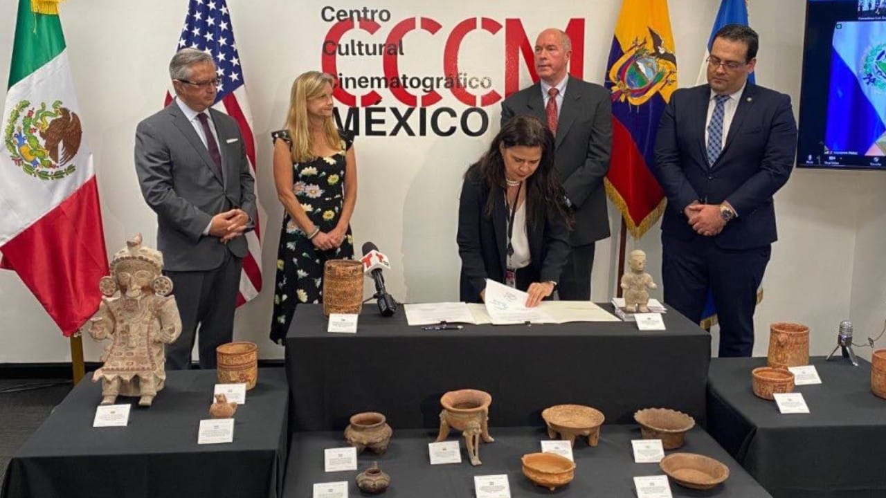 México entrega a Ecuador y El Salvador piezas prehispánicas recuperadas en Los Ángeles, California