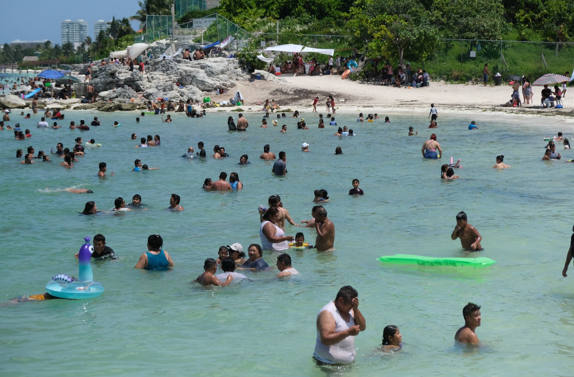 Decenas de personas aglomeran la Playa Tortuga, Quintana Roo (Cuartoscuro)