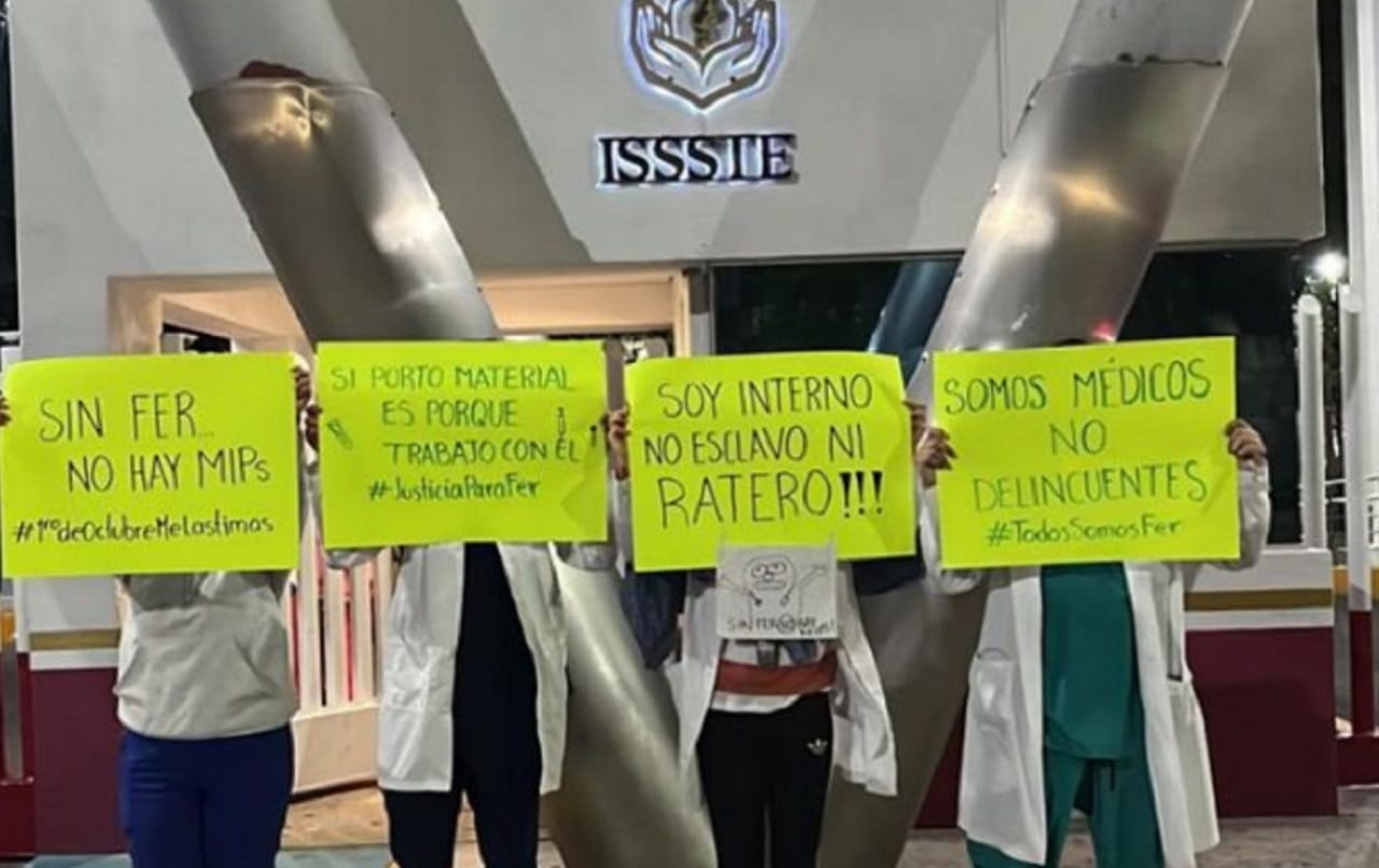 Médicos internos protestan en oficinas del ISSSTE