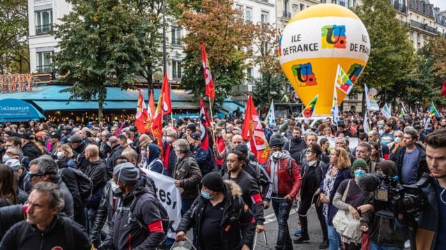 Miles de personas protestan en Francia por alza salarial