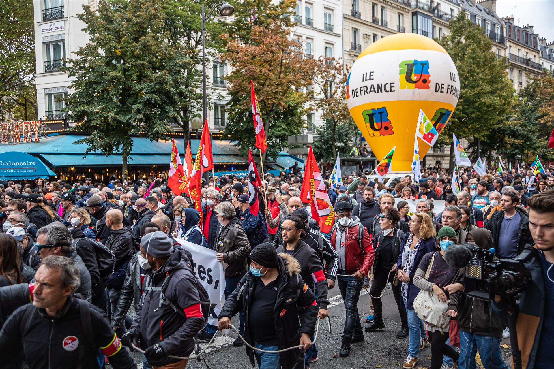 Miles de personas protestan en Francia por alza salarial