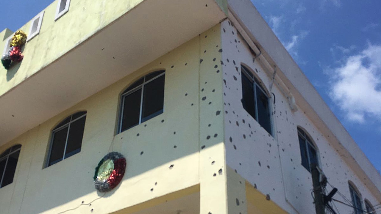 Fotografía que muestra los impactos de bala tras un ataque perpetrado por un grupo armado al Palacio Municipal de San Miguel Totolapan Guerrero. Fuente: EFE