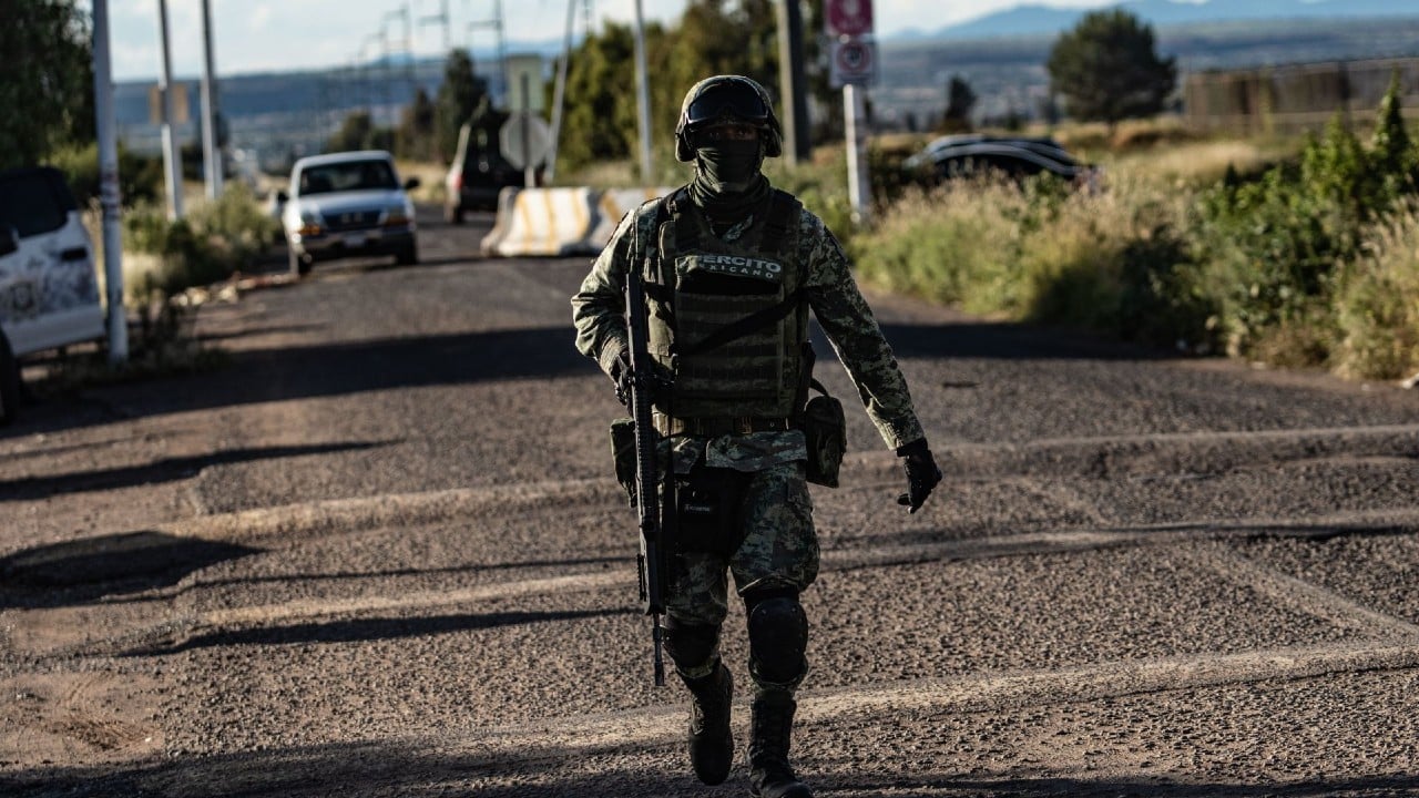Soldado camina por la calle en los rondines de seguridad tras la fuga de al menos siete reos del Cereso de Cieneguillas en Zacatecas.