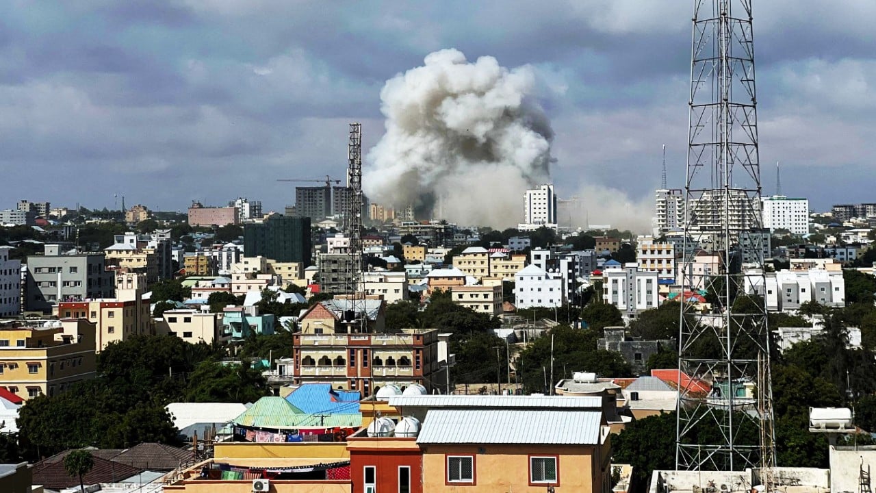 Atentados en Somalia con Coches Bomba Dejan al Menos 100 Muertos y 300 Heridos