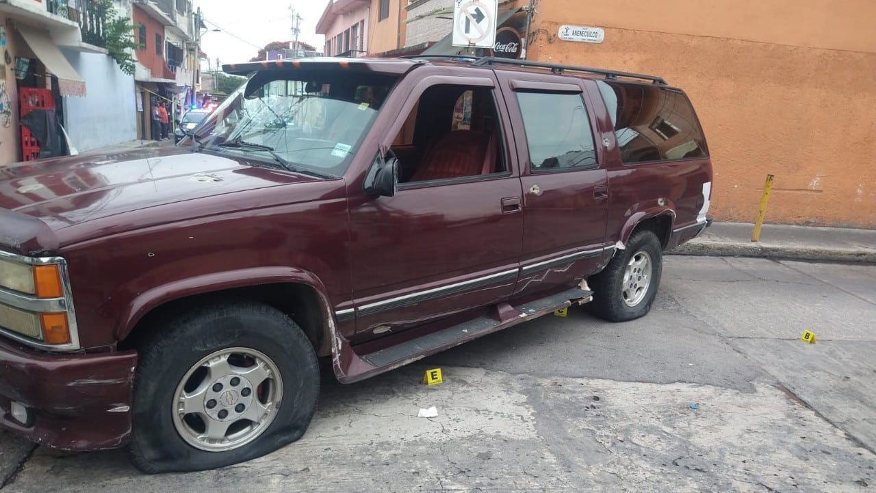 Se desata balacera y persecución en el Paso Exprés en Cuernavaca para detener a un fugitivo de la DEA. Fuente: Twitter @chuchocastillo