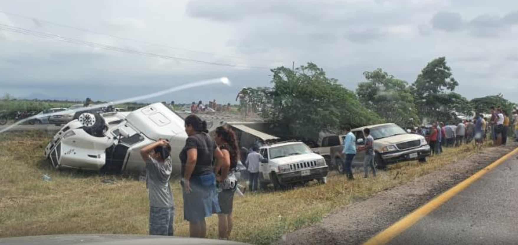 En Sinaloa, volcó un tráiler que transportaba ganado (Twitter: @paherportal)