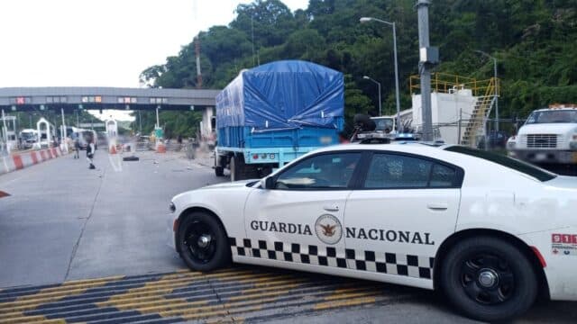 Elementos de la Guardia Nacional resguardan zona de la caseta de cobro en autopista La Venta-Acapulco tras accidente (Twitter: @GN_Carreteras)