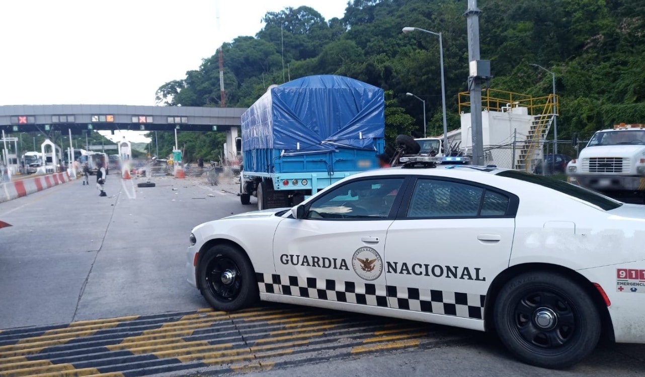 Elementos de la Guardia Nacional resguardan zona de la caseta de cobro en autopista La Venta-Acapulco tras accidente (Twitter: @GN_Carreteras)