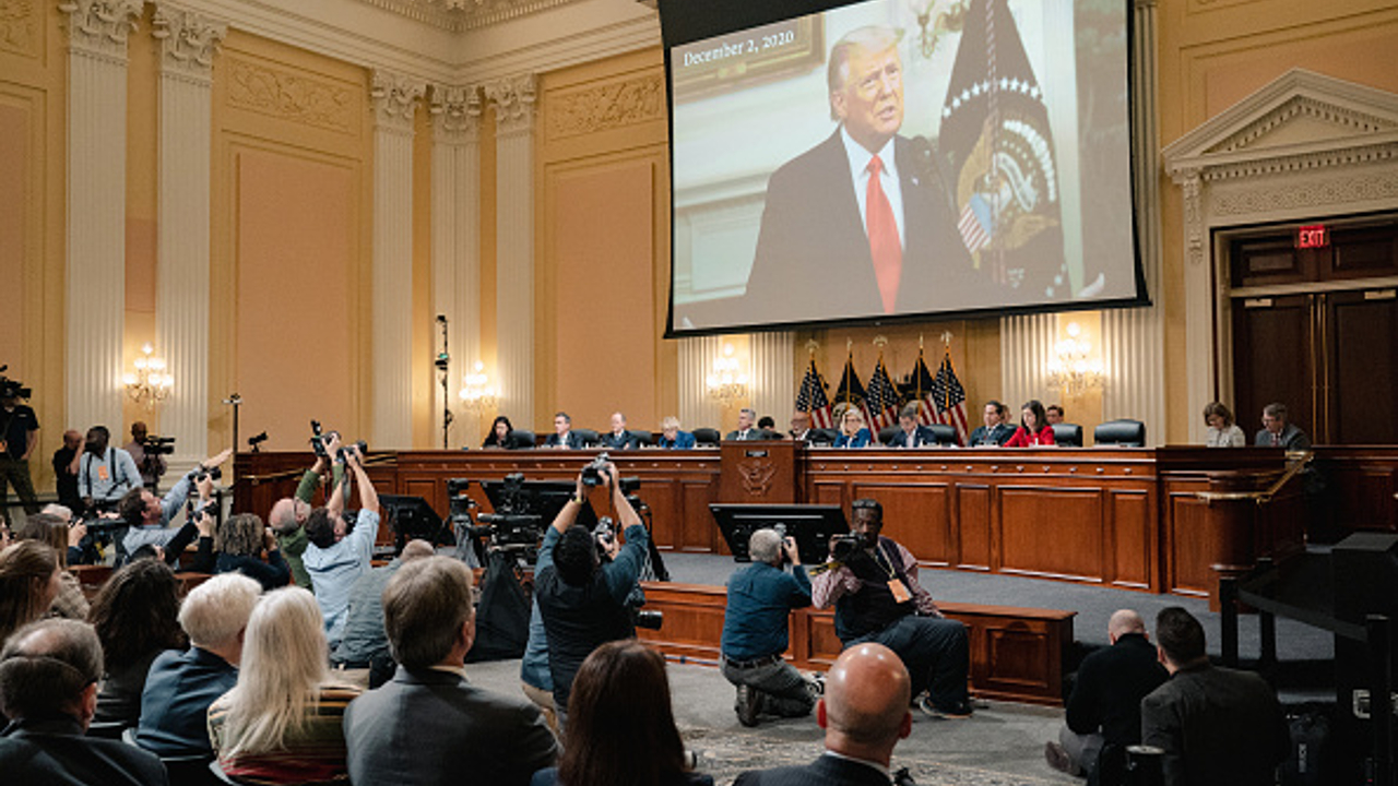 Miembros del comité ven un video del expresidente Donald Trump durante la última audiencia.
