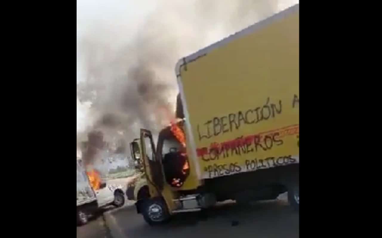 Normalistas incendian varios vehículos en Michoacán
