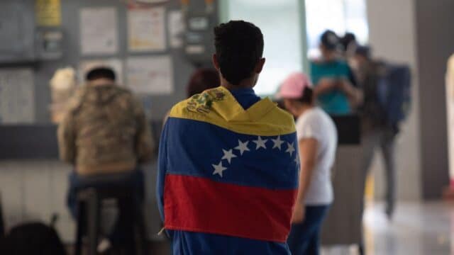 Ciudadanos en Chihuahua apoyan a migrantes venezolanos expulsados de EUA. Fuente: Cuartoscuro