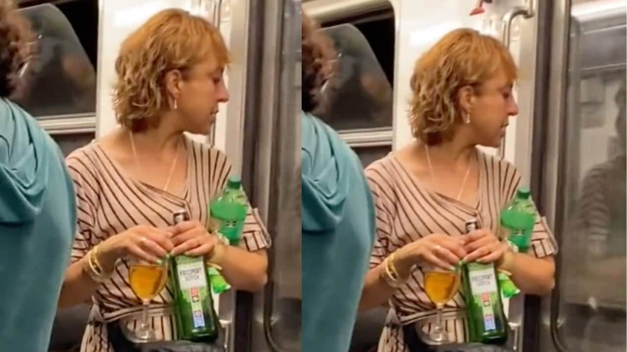 Mujer toma una copa de whiskey en el metro de la cdmx.