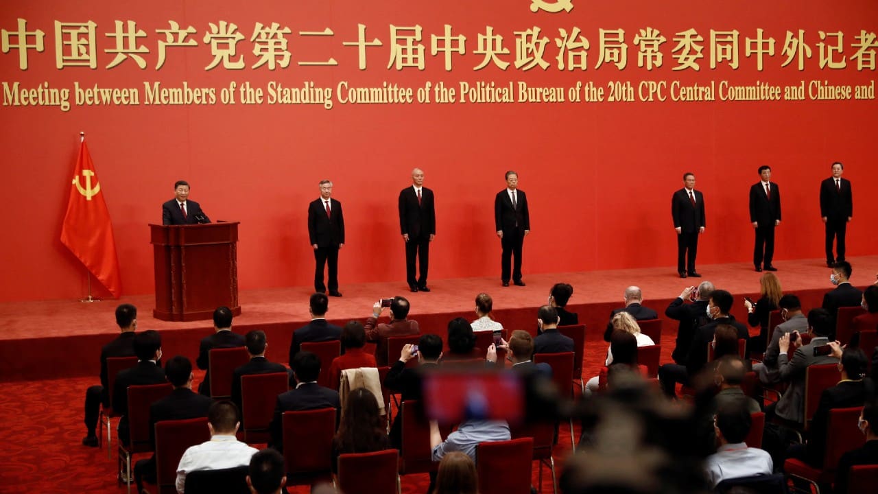 Xi Jinping presenta a la nueva cúpula china, en la que sus fieles copan todo el poder.