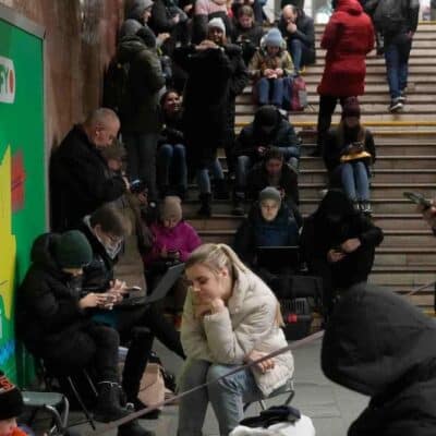 Ciudadanos se reúnen en la estación del Metro que se utiliza como refugio en Kiev. Foto: AP