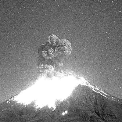 Fumarola y material incandescente tras explosión del Popocatépetl. Foto: Twitter @webcamsdemexico