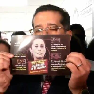 Juan José Serrano, contralor de la CDMX, muestra un folleto en contra Claudia Sheinbaum. Foto: N+