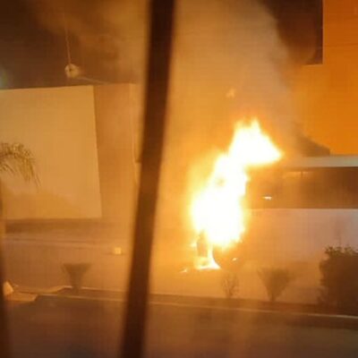 Un autobús de transporte de personal fue incendiado en Celaya. Foto: Twitter @ELPODERNOTICIAS