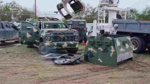 Autoridades usan grandes tenazas metálicas para destruir un 'monstruo' del narco. Foto: FGR