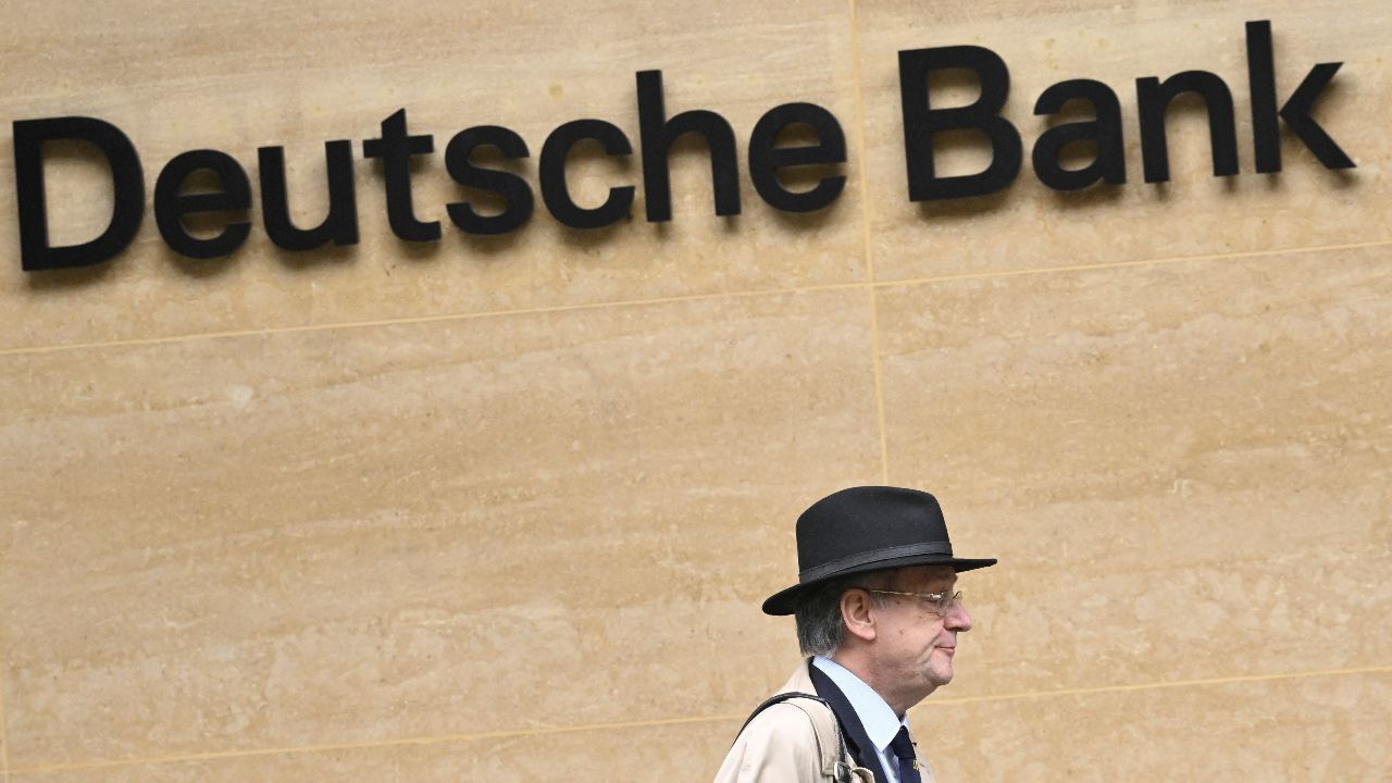 Trabajador en instalaciones del Deutsche Bank en Londres