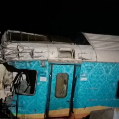 Choque de Trenes en India Deja al Menos 50 Muertos y 300 Heridos