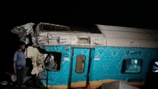Choque de Trenes en India Deja al Menos 50 Muertos y 300 Heridos